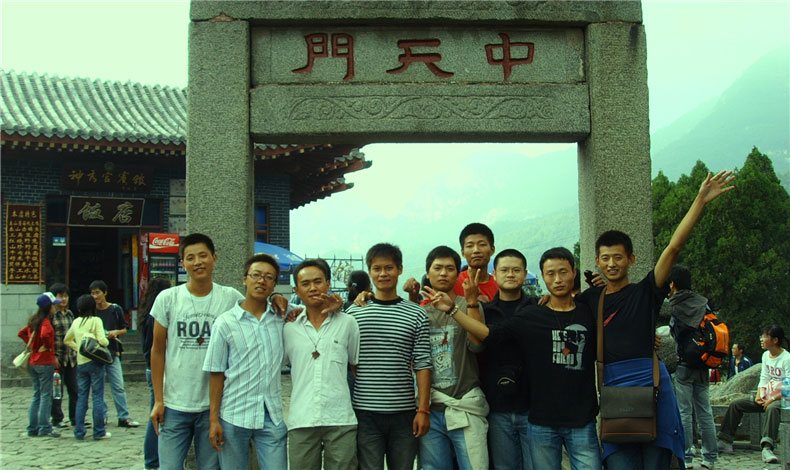 那年，至尊卡爾在攀登泰山