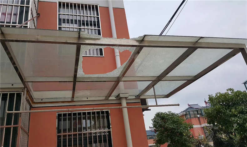 刮大風，車被車棚上的磚砸了，物業有責任嗎？ 