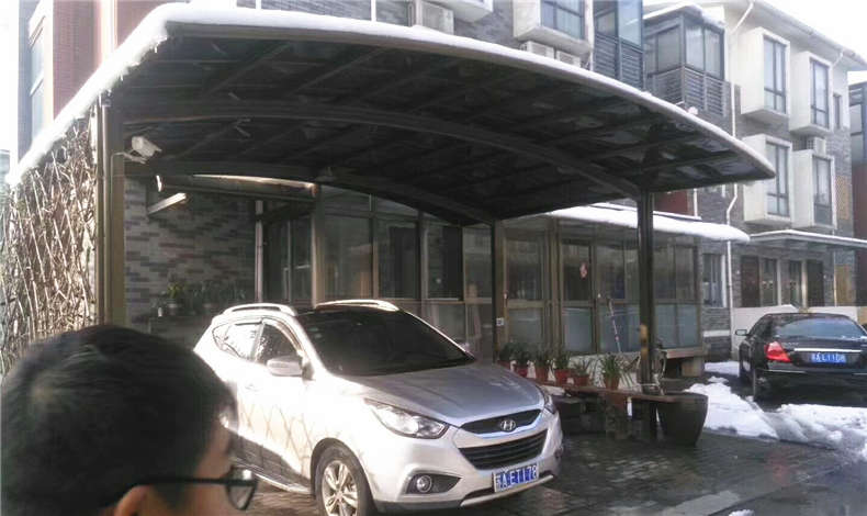 2018年大雪，讓劣質車棚雨棚顯露原形