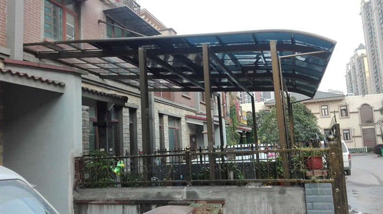 實用性極強的鋁合金雨棚