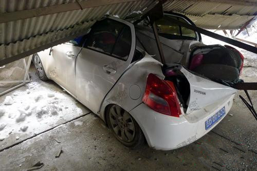 公司小區(qū)停車棚坍塌壓壞車輛造成損失，誰(shuí)來(lái)買單？