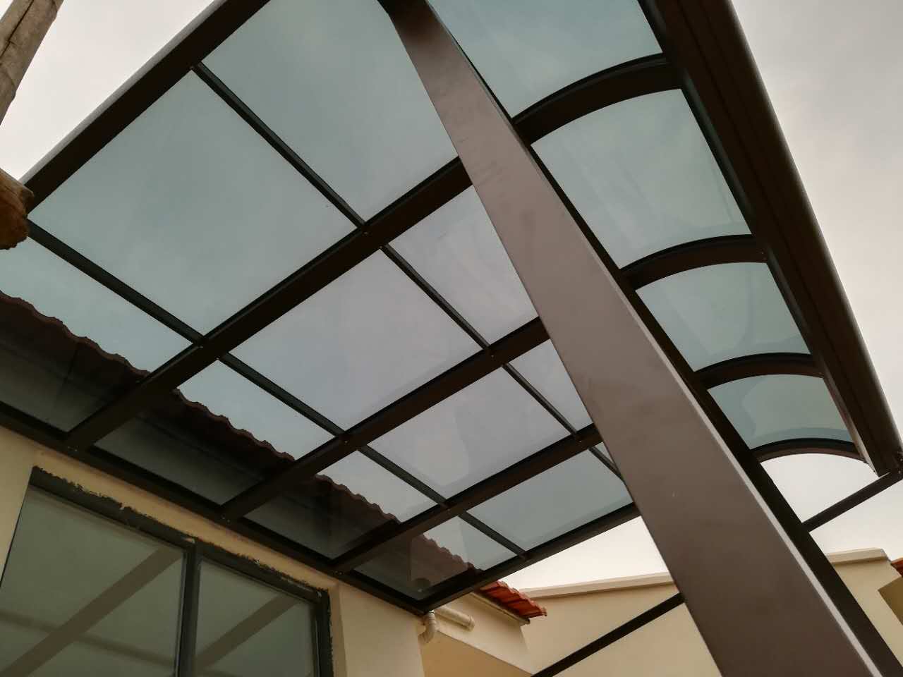 備受喜愛的耐力板雨棚丨至尊卡爾雨棚設計