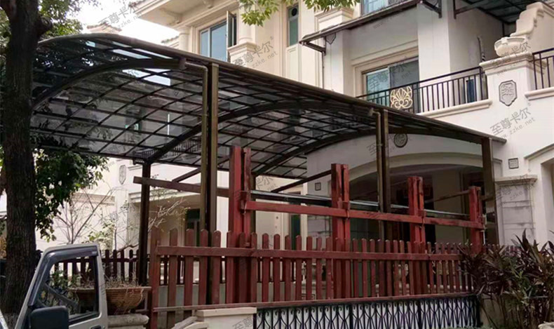 看他們門(mén)口安裝的耐力板雨棚，真的是太實(shí)用了！