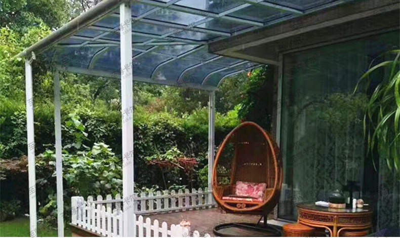 空曠的露臺搭配至尊卡爾露臺棚，您一定很喜歡！