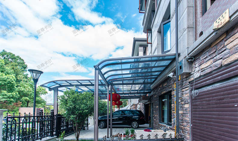 還在糾結雨棚材質？看，他們都選擇了至尊卡爾耐力板雨棚