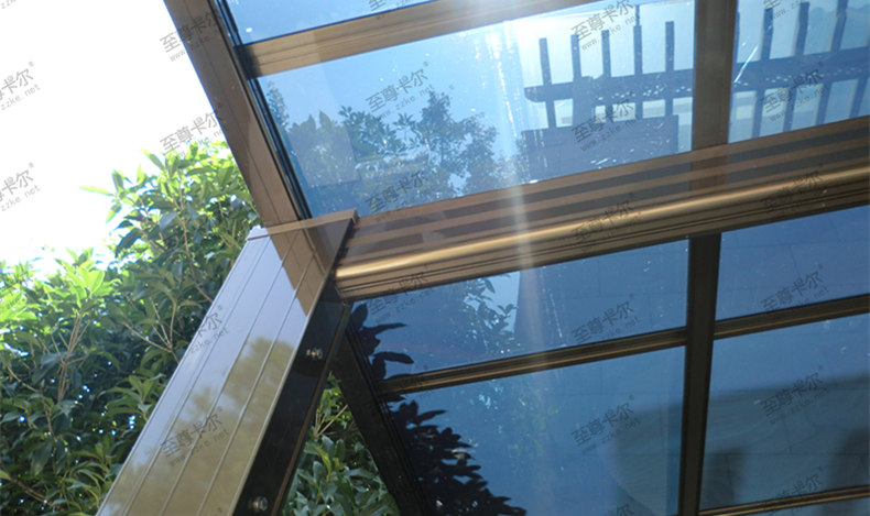 車棚廠家搭建汽車棚所使用耐力板的特點(diǎn)