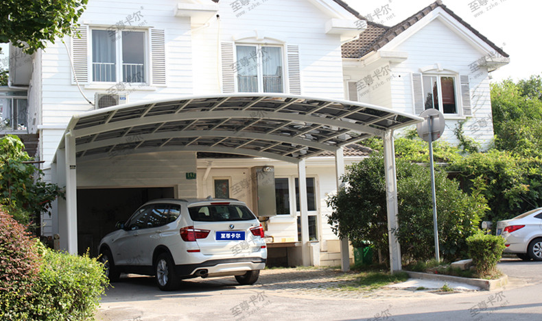 合格的車棚廠家生產(chǎn)的汽車棚需要具備這些特點