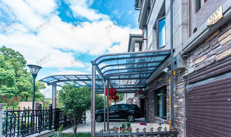 雨天來臨 露臺棚下是我們玩耍的場所！