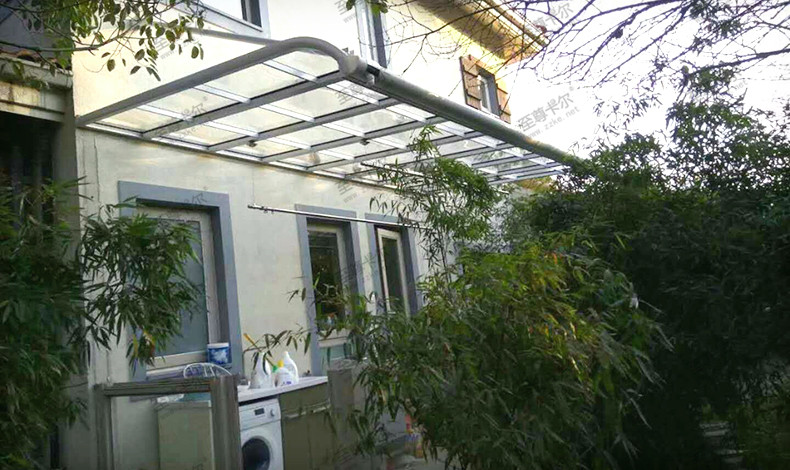 透光率高達88%,高過玻璃雨棚的透明耐力板雨棚圖片_至尊卡爾