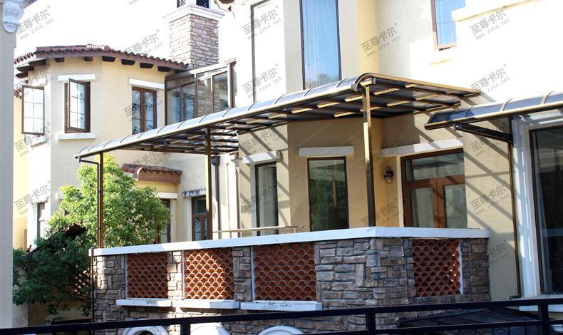 買帶露臺(tái)的房子后悔封玻璃頂了,露臺(tái)鋁合金雨棚讓你感受別樣的“美”