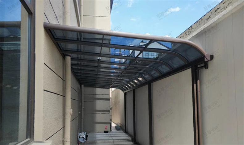 雨棚廠家哪一家實力強(qiáng)？定制鋁合金雨棚要注意什么？