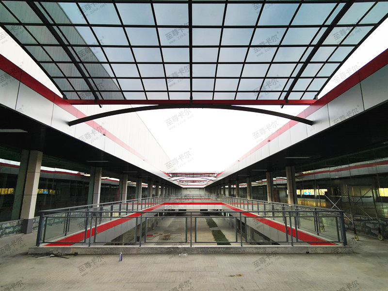 室外過道雨棚用耐力板雨棚做，不僅采光好還耐用