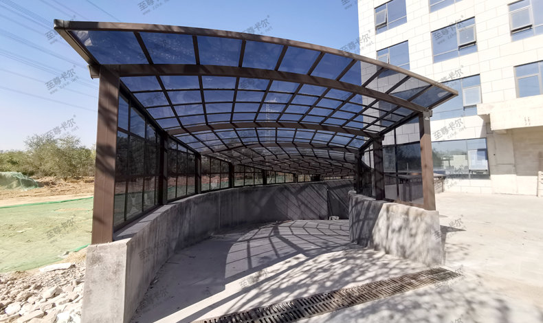 車庫出入口玻璃雨棚，要選這種，不看會后悔