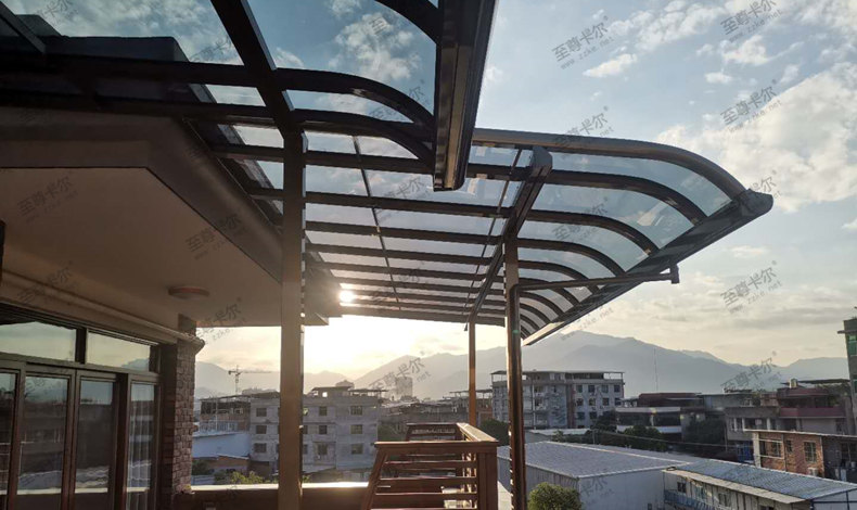 不銹鋼玻璃雨棚圖片大全，還選不銹鋼玻璃雨棚，有點落伍了。
