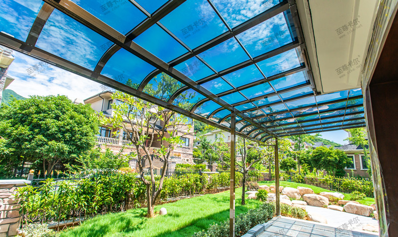 玻璃雨棚和耐力板雨棚哪個好？看完你就知道該如何選擇