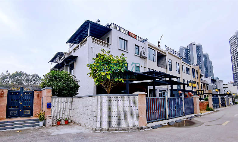 講真的，再高級的別墅，也經不住土氣的雨棚滿墻裝