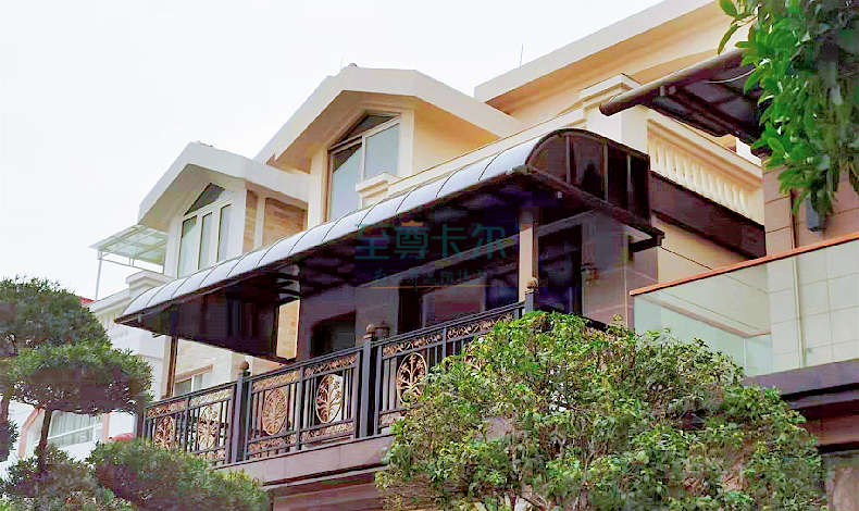 搭建雨棚，要分清“耐力板”和“陽光板”，差別很大，不要選錯