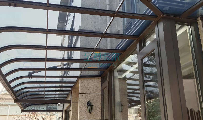 聚碳酸酯板是什么？為什么有“不碎玻璃”的稱號(hào)？